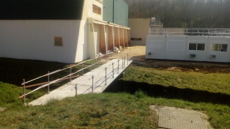 Passerelle d'accès piétons aux cantonnements